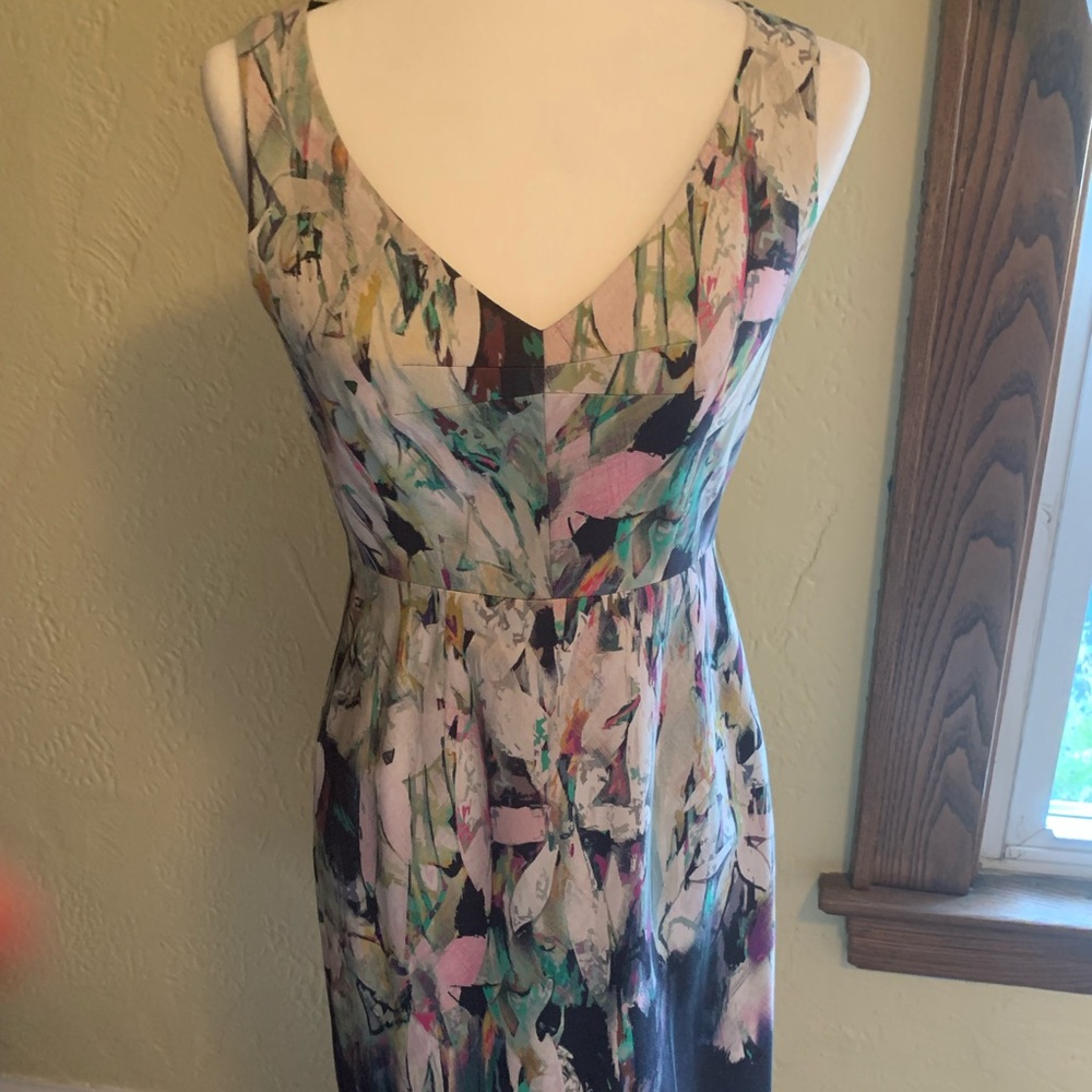 Beautiful Ellie Tahari dress perfect for work or play.
